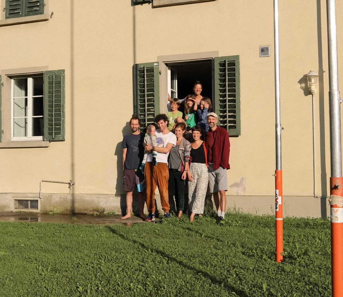 Die Bewohner des Hauses wollen die Kündigung anfechten. Vorne rechts: Franziska Zweifel und Marc Welte. Personen bei Wohnhaus mit Baugerüsten